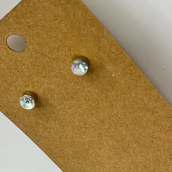 Diamond shaped pairs of stud earrings - Picture 4 of 5